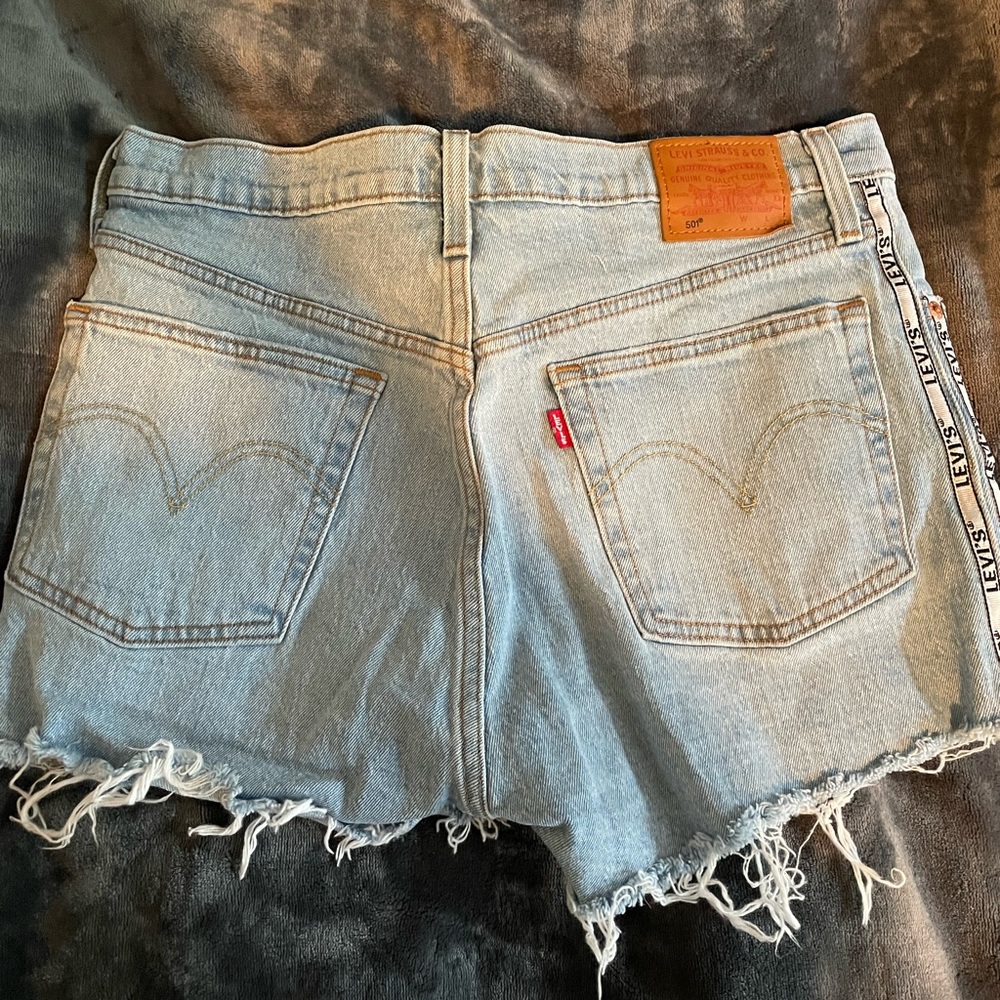 Cute cutoff Levi’s frayed hem shorts. Size 6. Barely worn, no tags.